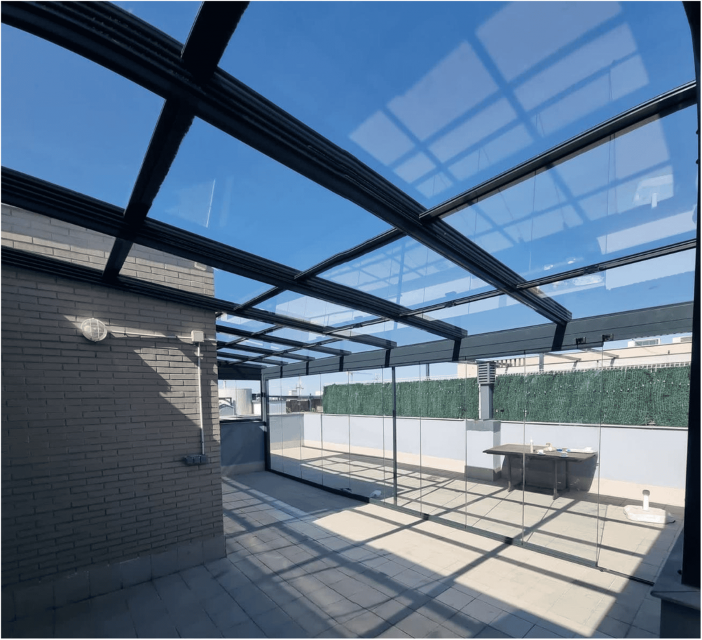 terraza con techo fijo de cristal en madrid