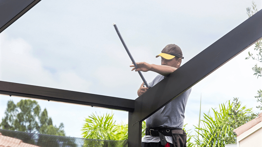 instalador de toldos verticales y planos montando estructura