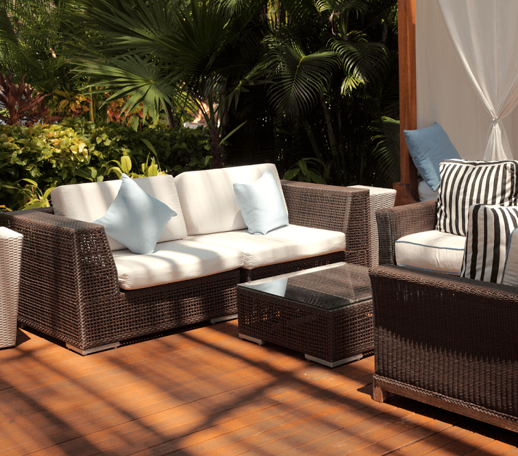 Suelo composite en patio con sofas en madrid