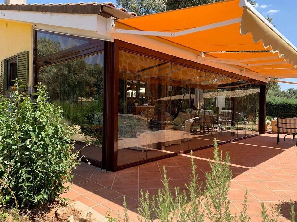 Toldo plano en terraza acristalada en madrid