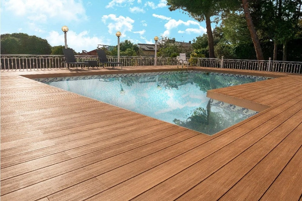 suelo tecnico frente a piscina en madrid