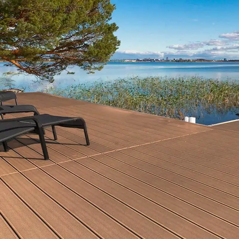 Suelo tecnico con banco frente a lago en madrd