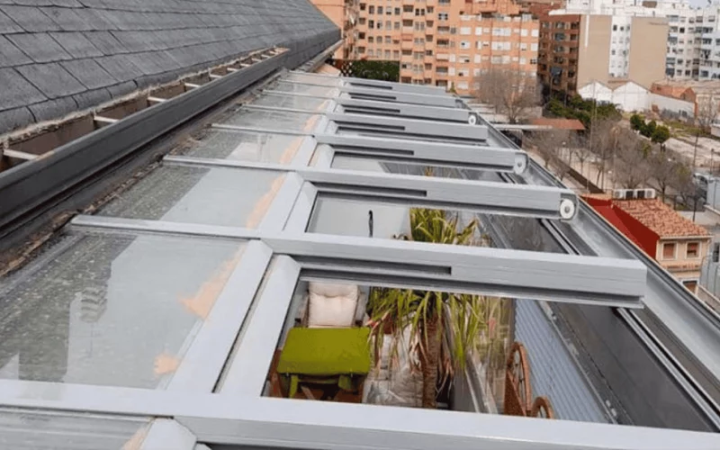 Techo movil en madrid en terraza frente a edificios