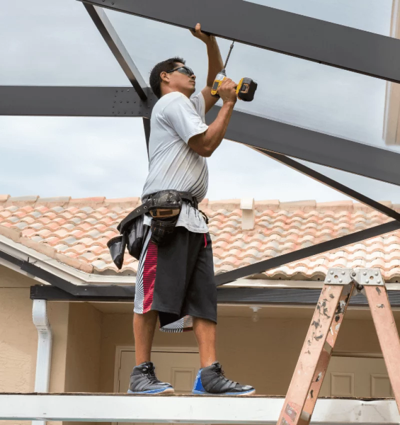 instalador de techo fijo en madrid subido a una escalera