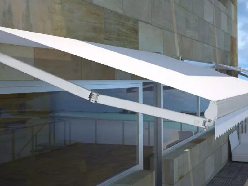toldo en madrid blanco en fachada de casa