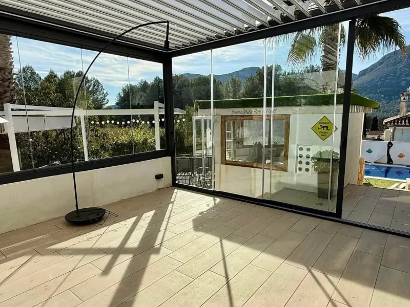 pergola bioclimatica enfrente de piscina en madrid